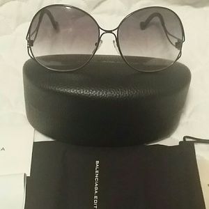 Balenciaga oversized sunglasses authentic with cle